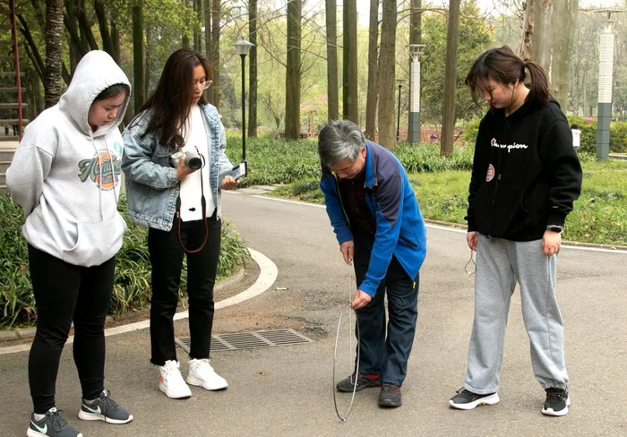 ▲同学体验打陀螺（徐行 摄）