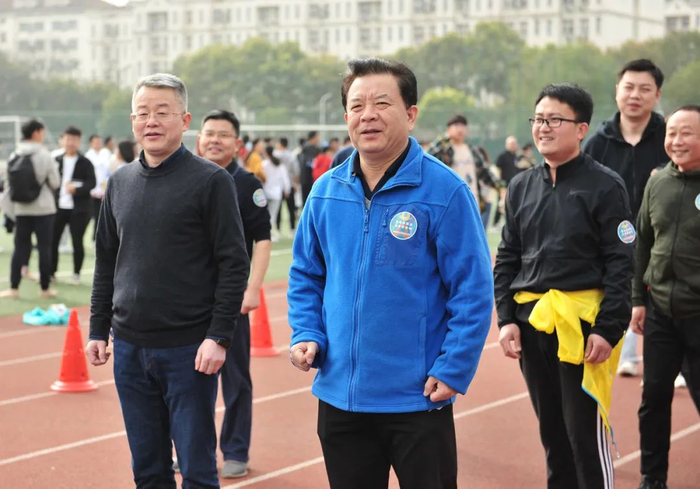 ▲校领导姚江林、廖济忠参加长跑（徐行 摄）