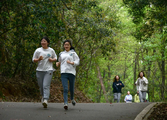 同学们奔跑在狮山绿道（栾瑷林 摄）