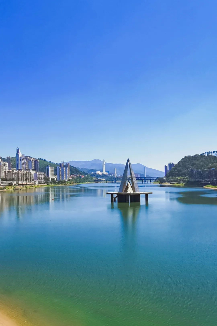 ▲ “双剑化龙”城市雕塑。 摄影/光影可人处，图/图虫·创意