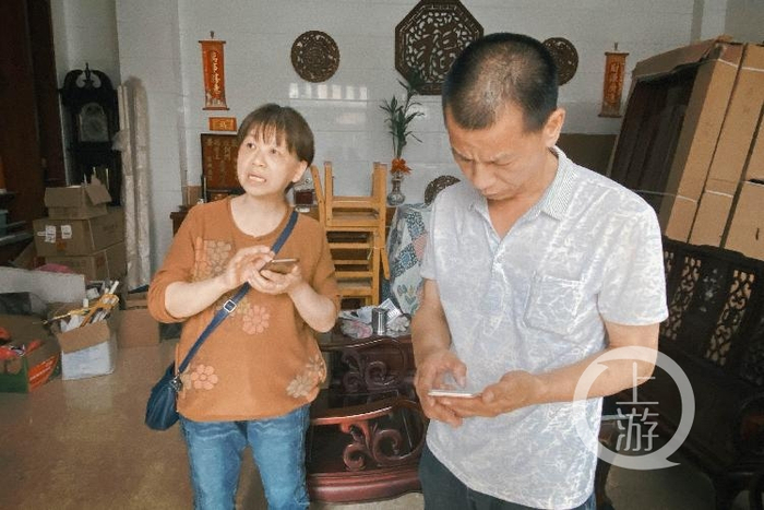 ▲3月20日，广东中山，何堃玉姐姐、哥哥在家中讲述妹妹失踪经过。摄影/上游新闻记者 王敏