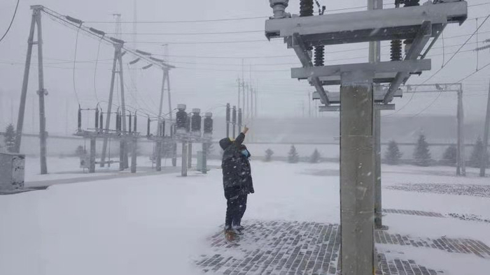 △  呼伦贝尔供电公司满洲里输变电工区胜利运维班对站内设备开展特巡。刘铭/摄