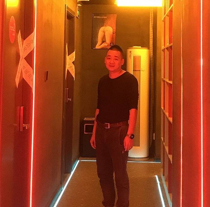 李博在爱爱乐店内。 曹林华 摄