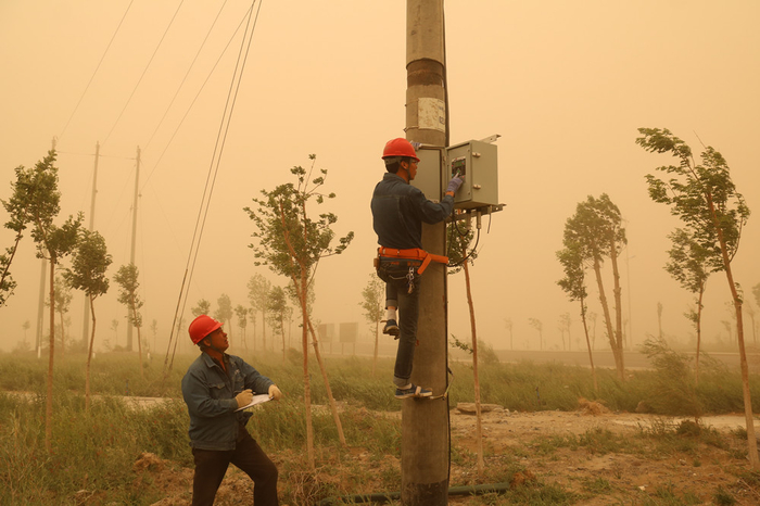 △  新疆若羌县供电公司员工排查枣香大道10千伏枣杆线设施。罗新武/摄