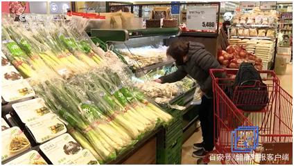 韩国市场上的大葱。央视新闻截图