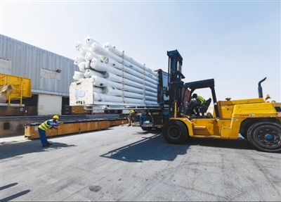 　　中国建材易单网迪拜跨境电商海外仓正在装运要发送的货物。