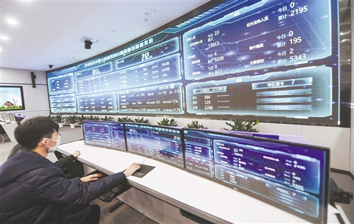  工作人员在操作杭州“城市大脑”余杭平台精密智控防疫系统。 （资料图片）