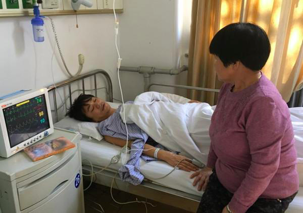 < 王宝强与母亲 >