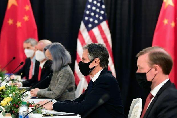 ▲中美高层战略对话中布林肯右手边的紫发翻译引发美国网友讨论。图据推特