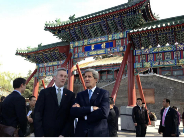 布朗（左）和美国民主党政客约翰·克里