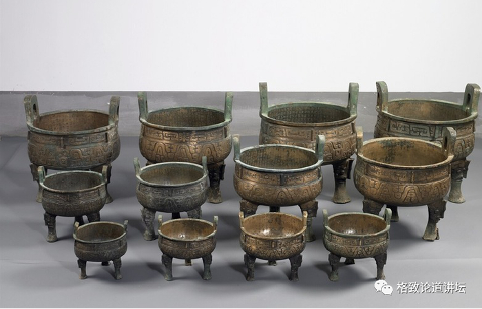 图上右边的这个铜器就是陕西历史博物馆镇馆之宝之一的铜鼎。