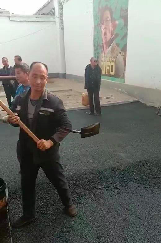 < 王银生监工照 >