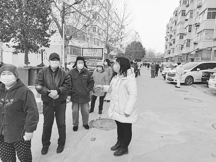  石家庄市抗疫期间，社工引导居民有序进行核酸检测。 暖阳社工供图