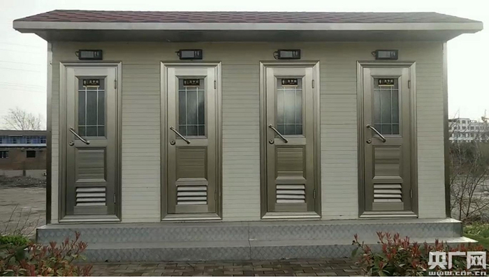 在永城市魁星公园公厕，四个蹲位仅开放一个。（央广网记者 汪宁 摄）