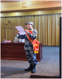 ▲谢雪芳代表新兵发言