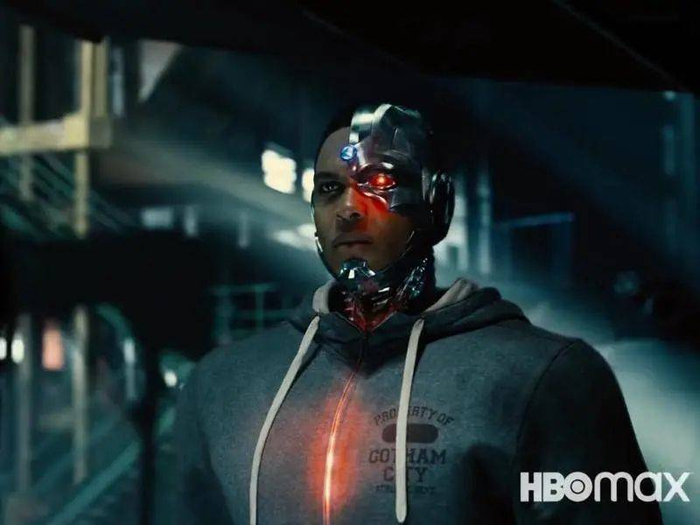 ▲ 遭受车祸后被父亲改造成半机械人的钢骨