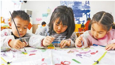 　　在浙江省湖州市长兴县太湖街道的一家幼儿教育机构内，孩子们在学习手绘风筝。