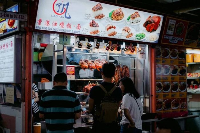 △等待“了凡香港油鸡饭面”的食客。/unsplash
