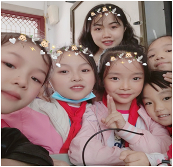 ▲谢雪芳与学生合影