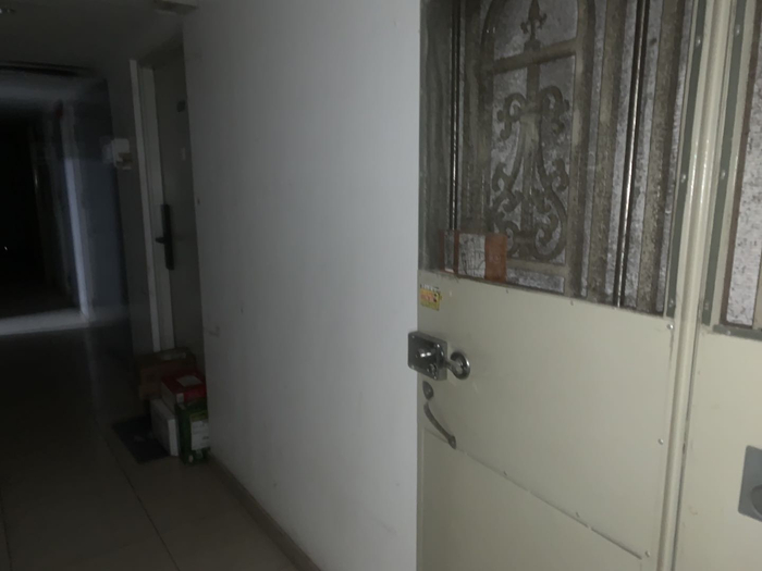 在蜂鸟家园小区内，居住密度大，每层多为7-8户，租住人数多。吴斯旻/摄