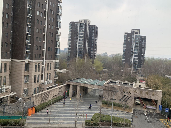 光大水墨风景小区位于蜂鸟家园对面，以大户型为主。2月以来，该小区挂售房源一度达到每平米16万元。吴斯旻/摄