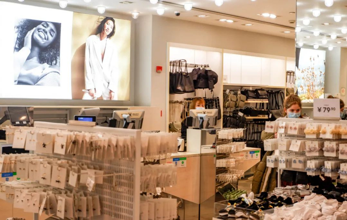 H&M位于上海南京东路商圈的实体店摄影吴斯洁