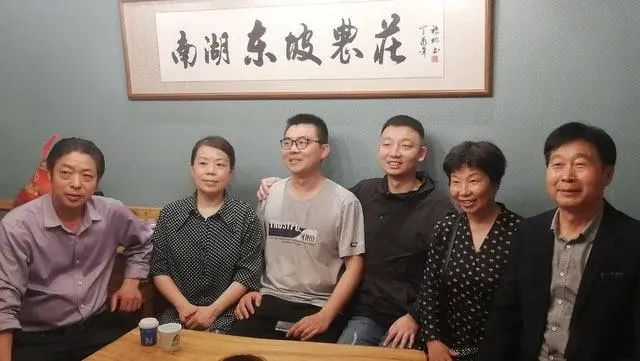  ·两个家庭见面后的合照。