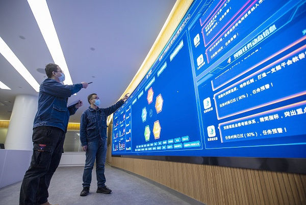 国网乌鲁木齐供电公司工作人员在乌鲁木齐能源大数据运营服务中心进行数据监测分析。