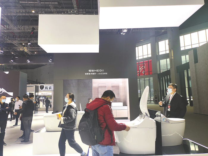 今年AWE上，观众参观智能马桶&nbsp;每经记者 张虹蕾 摄