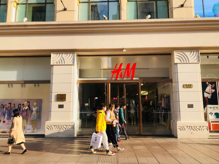 H&M位于上海南京东路商圈的实体店摄影马云飞
