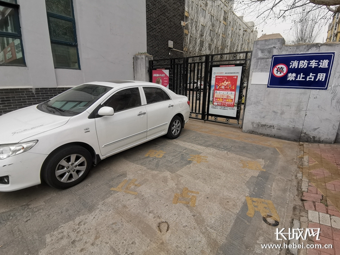 高新区苹果城小区的消防通道被私家车占据。长城网记者 周亚彬 摄