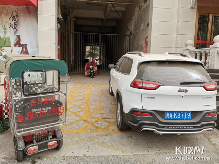 高新区筑业花园小区的消防通道被占用。长城网记者 周亚彬 摄