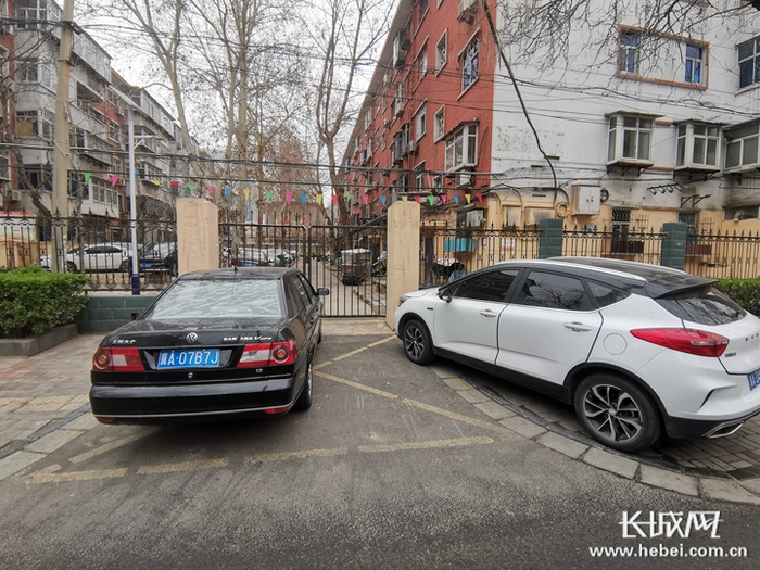 长安区水泵厂宿舍消防通道被占用。长城网记者 周亚彬 摄