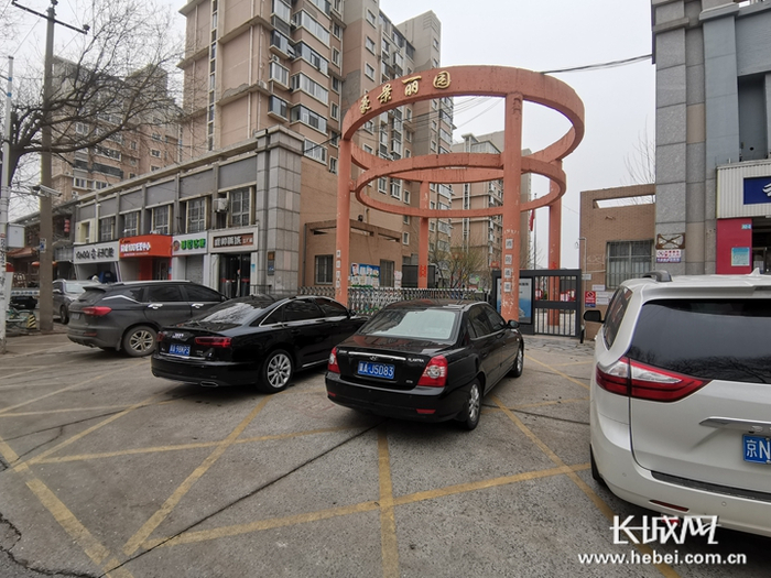 裕华区豪景丽园小区消防通道被四辆私家车堵得严严实实。长城网记者 周亚彬 摄