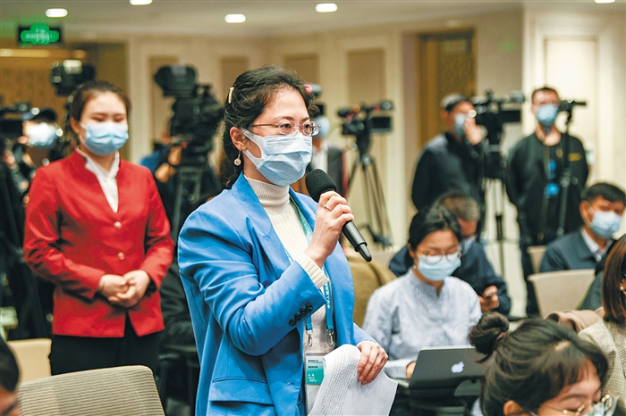 在北京举行的首届中国国际消费品博览会新闻发布会上，媒体记者进行提问。 通讯员 康登淋 摄