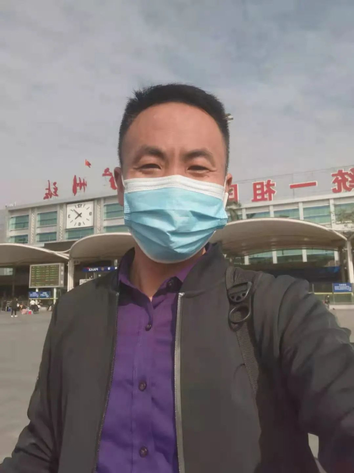 申军良前往广州参与二审。图/受访者提供