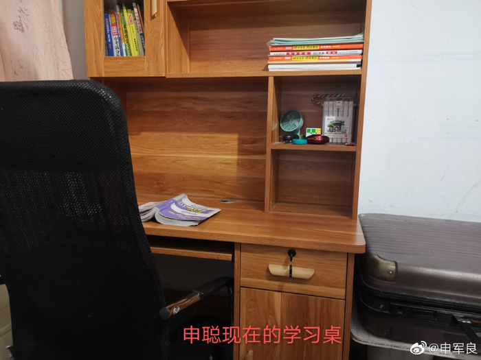 申聪的学习桌。图/受访者提供