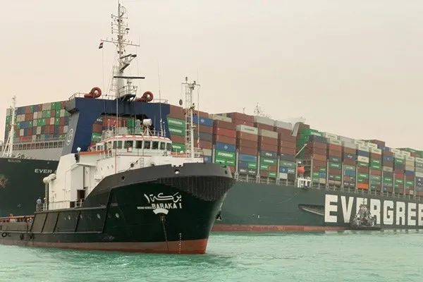 长赐号服役于长荣海运欧亚航线，满载20388TEU（俗称“两万标箱船”），是全球最大的集装箱船之一。图|人民视觉