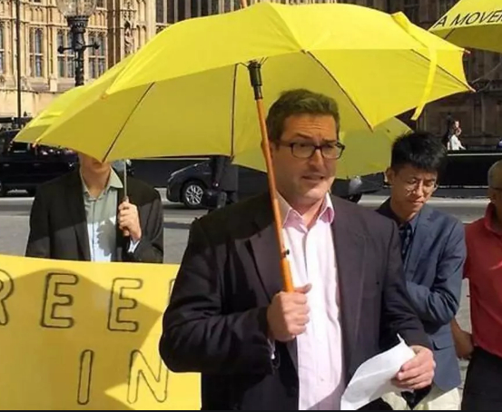 保守党人权委员会的副主席，就是常年支持“港毒”的罗杰斯。