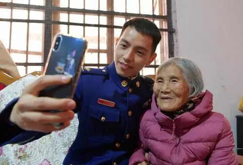 消防员张佳港在家中跟外婆自拍。新华社记者 彭昭之 摄
