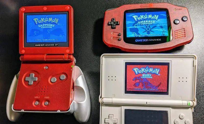 左：GBA SP 右上：GBA 右下:NDS