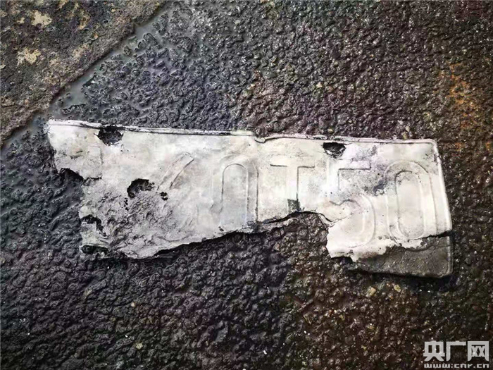 现场残缺的车牌（央广网发南昌消防提供）