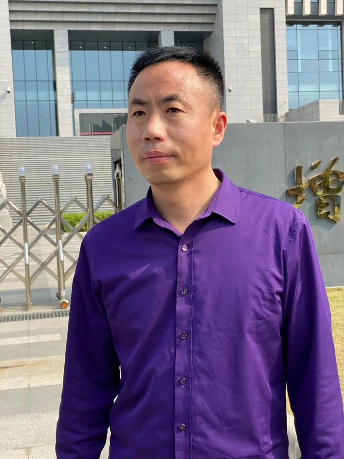 △申军良在法院外