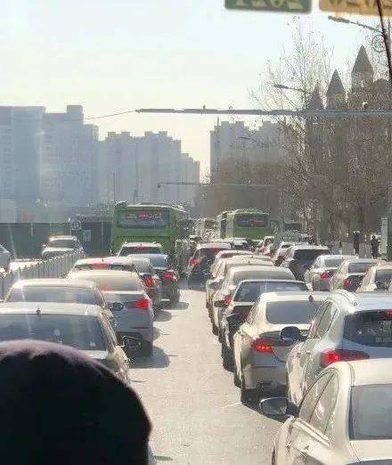 ▲大量燕郊打工人把时间耗在路上 图源于网络 