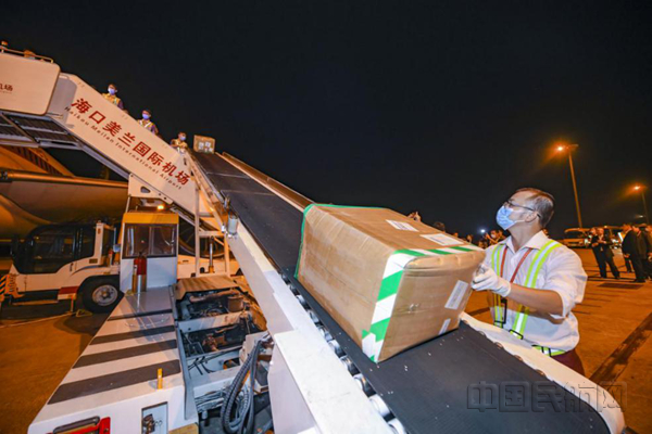 海口—巴黎首班货运航班正在装载货物（康登淋/摄）