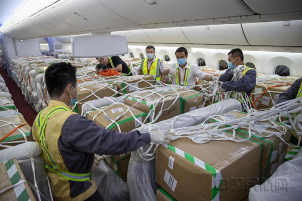 工作人员正在装载货物（刘洋/摄）