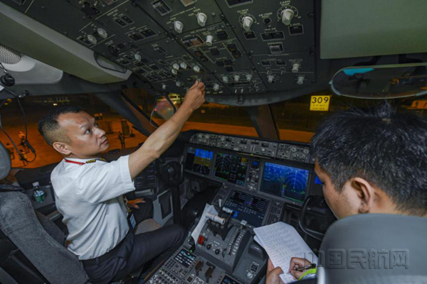 首航机组认真做好飞行前检查工作（康登淋/摄）