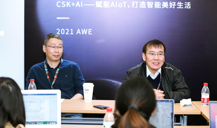 图左为聆思智能CTO邵智勇；图右为科大讯飞副总裁、研究院执行院长王智国