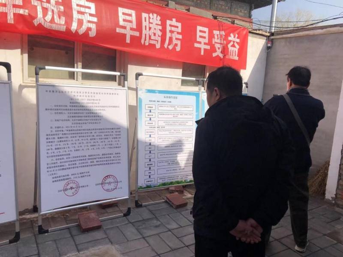 钟鼓楼周边居民在了解申请式退租相关政策。 陆肖肖摄