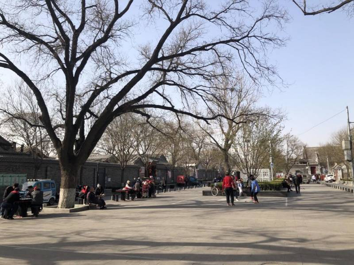 钟鼓楼周边居民在广场上活动。 陆肖肖摄